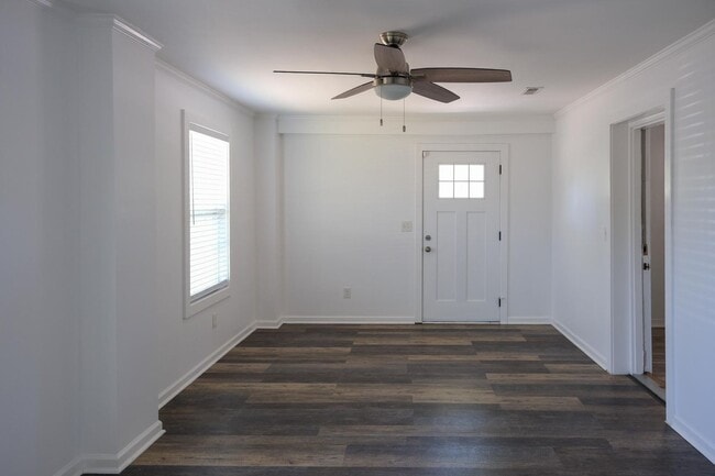 Building Photo - Charming 3/1.5 ranch style house!