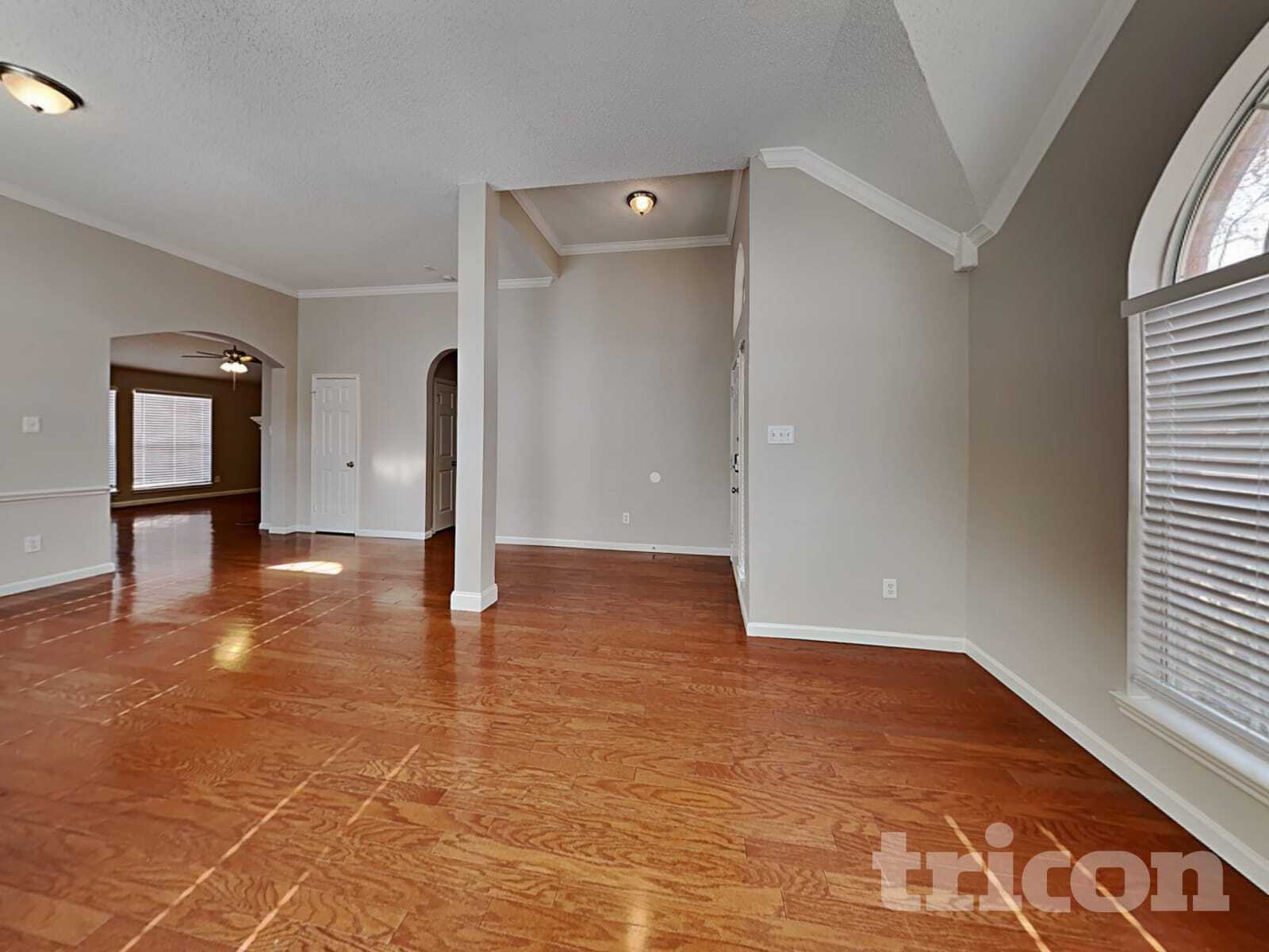 Building Photo - 1041 Essex Dr