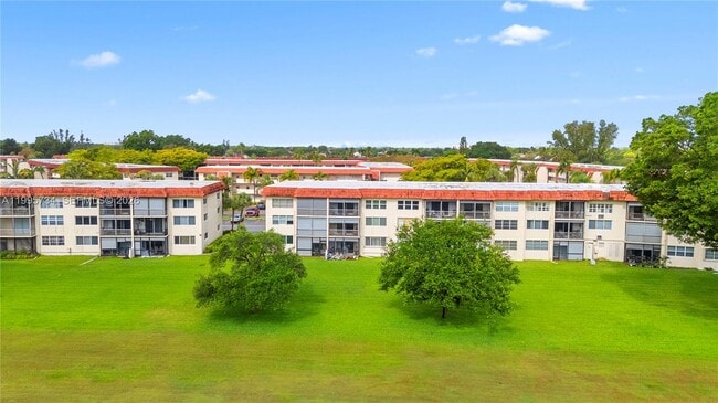 Building Photo - 9200 N Hollybrook Lake Dr