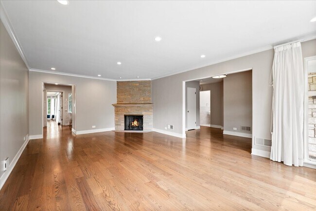 Building Photo - 6618 N Lightfoot Ave
