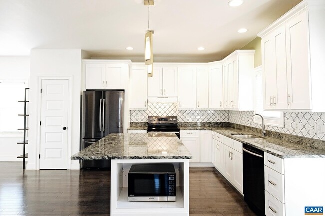 Building Photo - 903 Nassau St