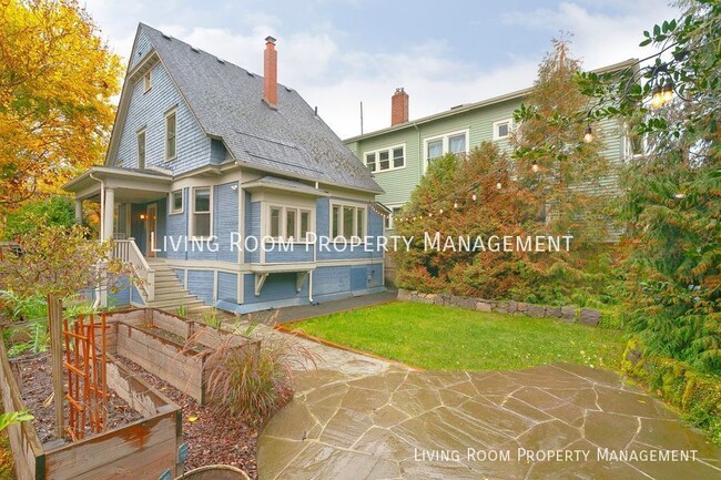 Building Photo - Spacious and Charming Craftsman in Histori...