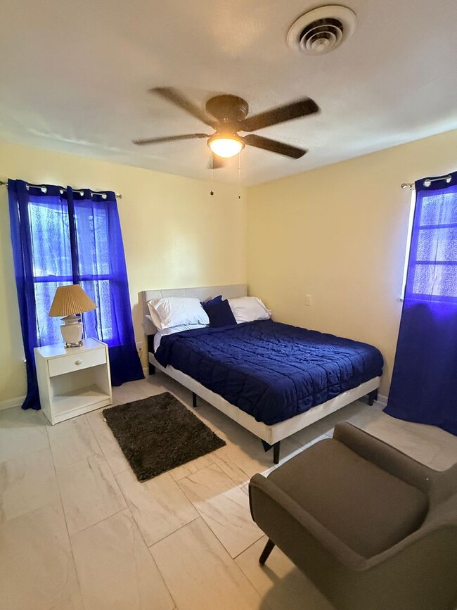 Building Photo - Beautifully Remodeled and updated Longwood beauty!  Call SHEILA C 407-687-7900
