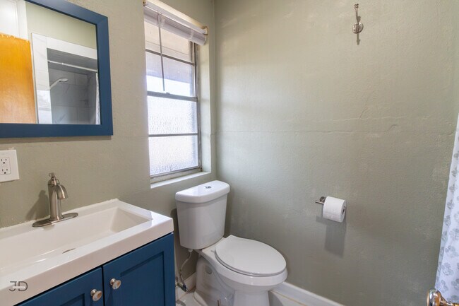 Building Photo - 1556 Singleton Ave