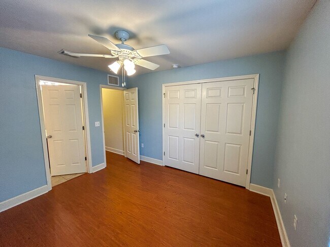 Building Photo - Woods Edge South #147