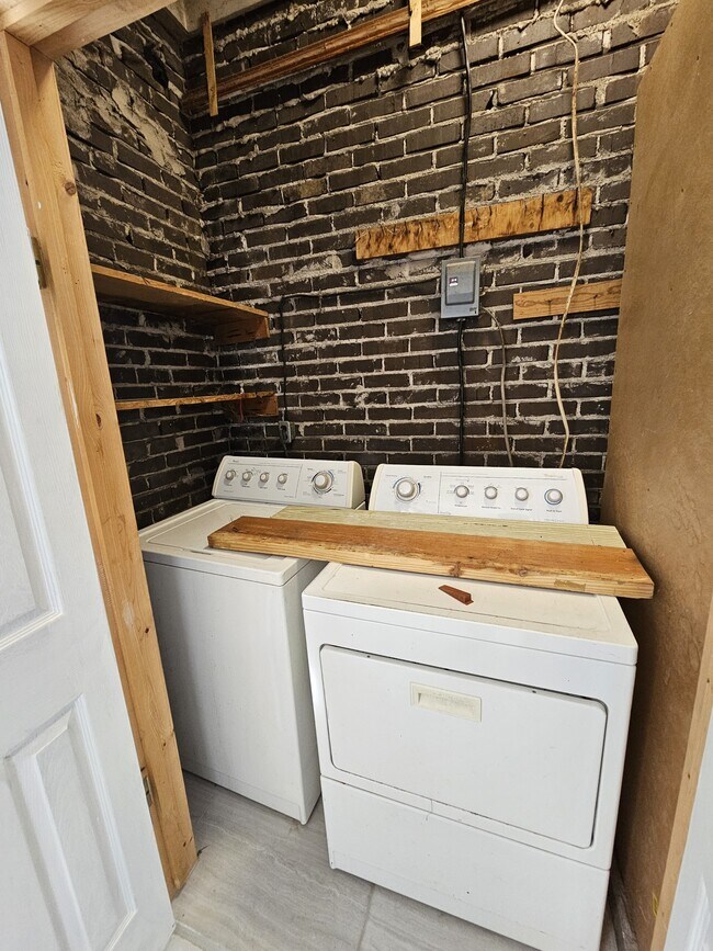 Building Photo - 3 Bristol Dr