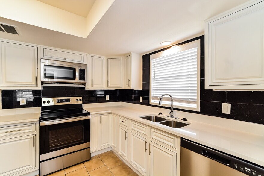 Building Photo - 1388 La Paloma Cir