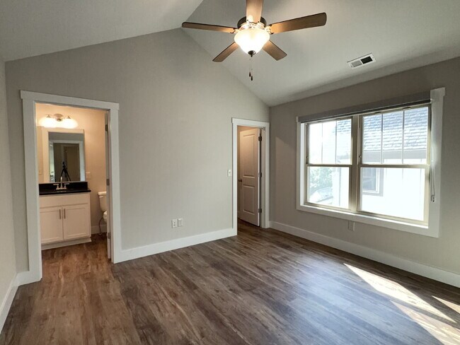 Building Photo - 2 Bed/2.5 Bath Home for Rent in Weaverville, NC