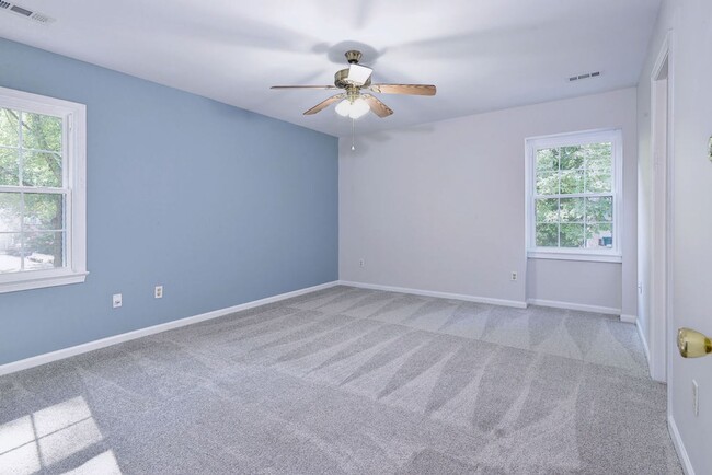 Building Photo - Spacious End-Unit Townhome