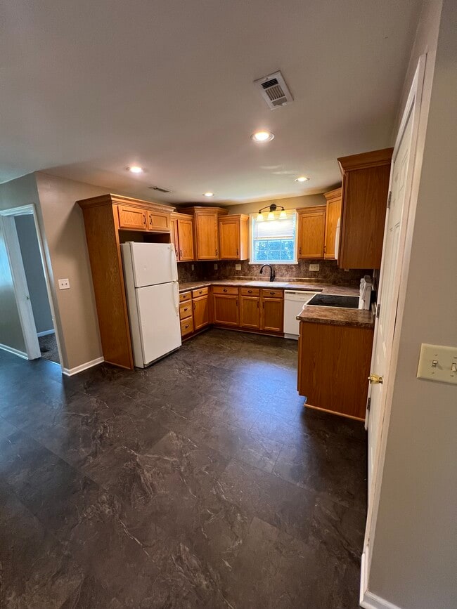 Building Photo - 211 E Edgar Ave