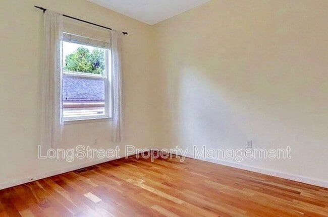 Building Photo - 2624 NE Sumner St