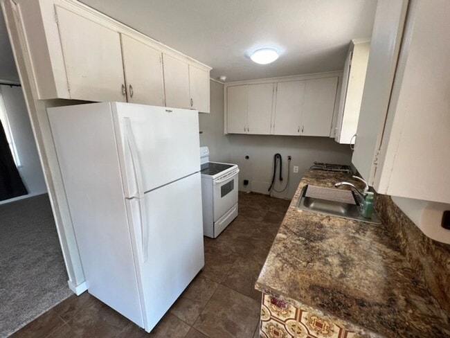 Building Photo - Cute 2 bed/1 bath home with fenced back yard & a/c!