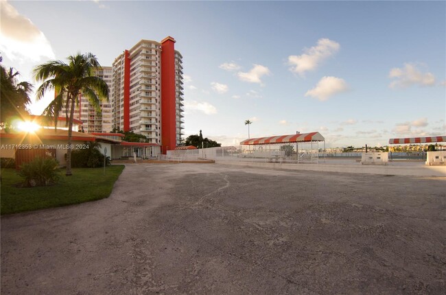 Building Photo - 1301 NE Miami Gardens Dr