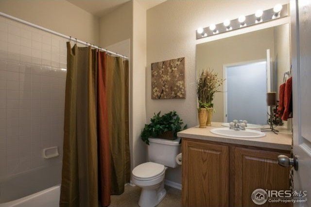 Main floor hall bath - 5109 Fruited Plains Ln