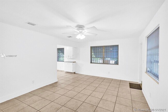 Building Photo - 11652 NE 11th Pl