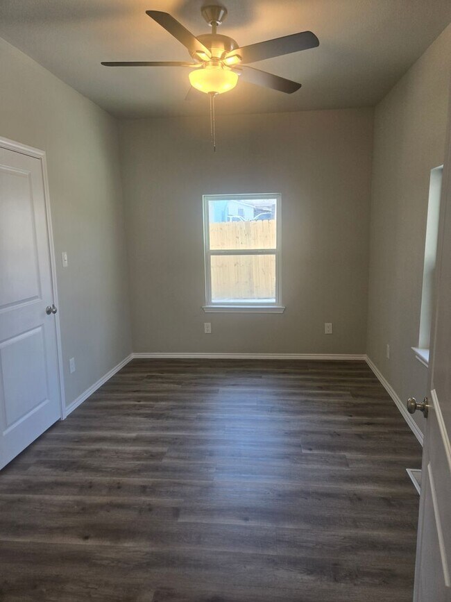 Building Photo - Newly remodeled 4 bedroom 3 full bath two story home located in the heart of Weatherford, TX