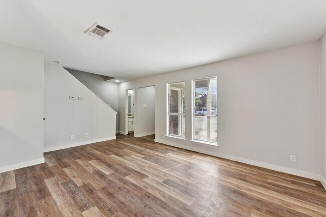 Building Photo - 1210 Southport Dr