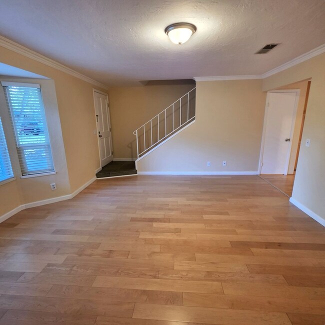 Building Photo - Cute 3BD/1.5BA Townhome with Great Commute location in Danville