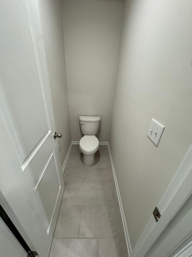 Building Photo - Beautiful 3BR 2.5 Townhouse w/ 2-Car Garage •  EV Plug • Quartz Island • End Unit in Charlotte