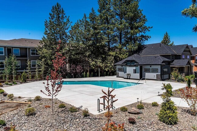 Building Photo - Gorgeous home in SE Bend with pool access ...