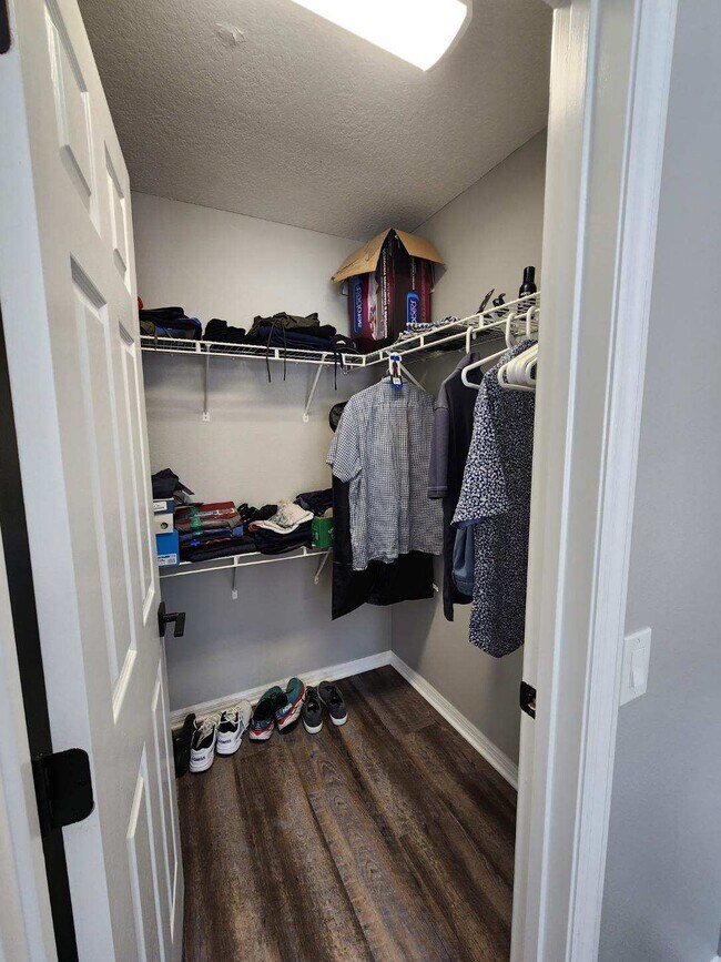 Building Photo - 402 S Willow Ave