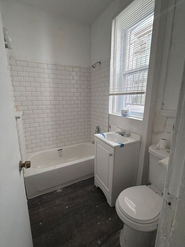 Building Photo - 2 Bedroom, 1 Bath