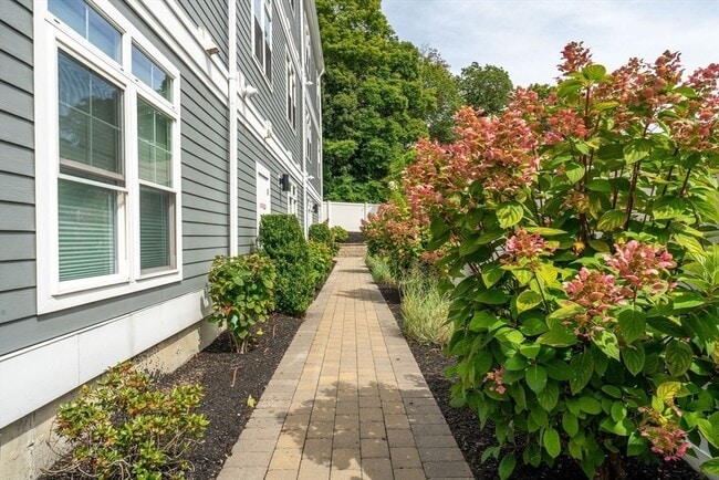 Building Photo - 315 College Farm Rd