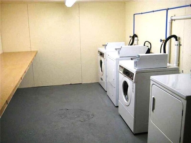 Building Photo - 690 Elm St