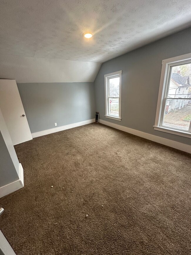 Building Photo - 4 Bed / 2 Bath Sunroom, Updated Kitchen & Spacious Layout!