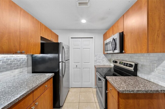 Building Photo - 6670 NW 114th Ave