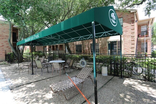 Building Photo - 2255 Braeswood Park Dr