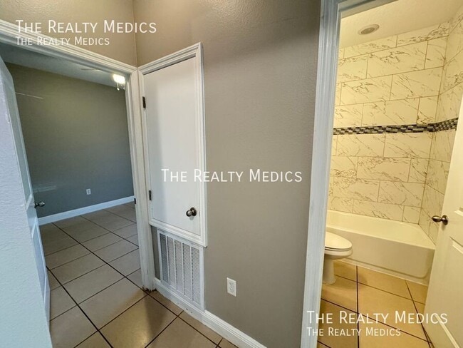 Building Photo - 765 Platypus Ct