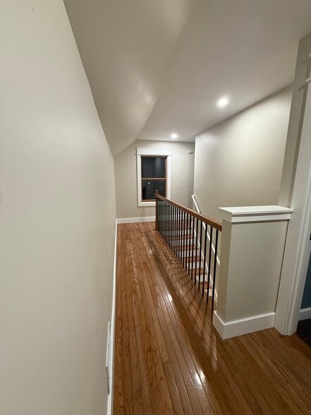 Building Photo - 202 Oak St