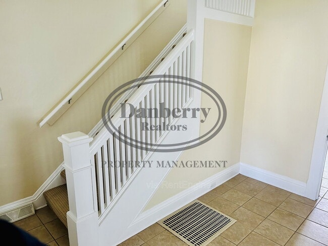 Building Photo - 436 E 5th St