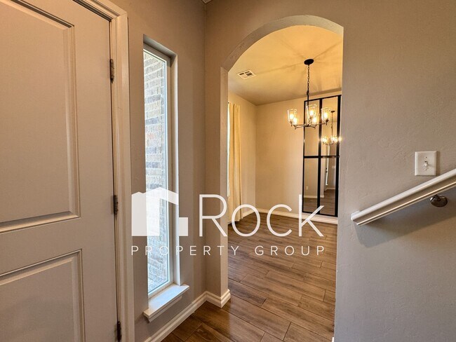 Building Photo - Spacious 3-Bedroom Home with Designer Kitc...