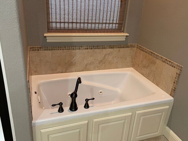 Building Photo - 3 Bedroom, 2 Full Bath, 2-car attached gar...