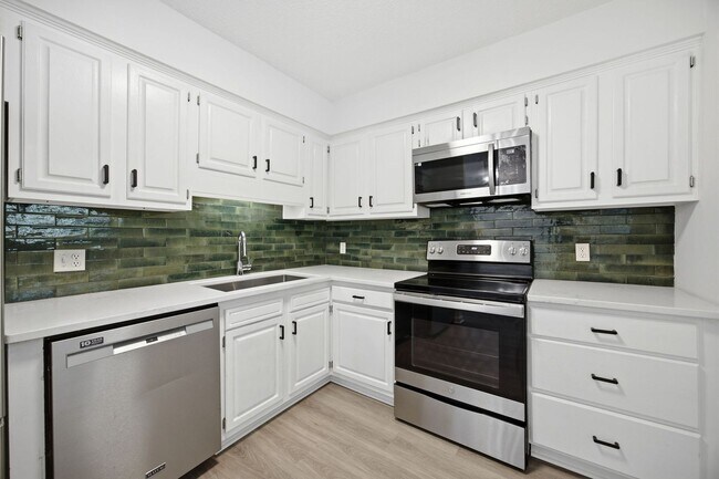 Building Photo - Fully Renovated 3 Bed / 2 Bath Ranch Near Downtown Raleigh & the Greenway!