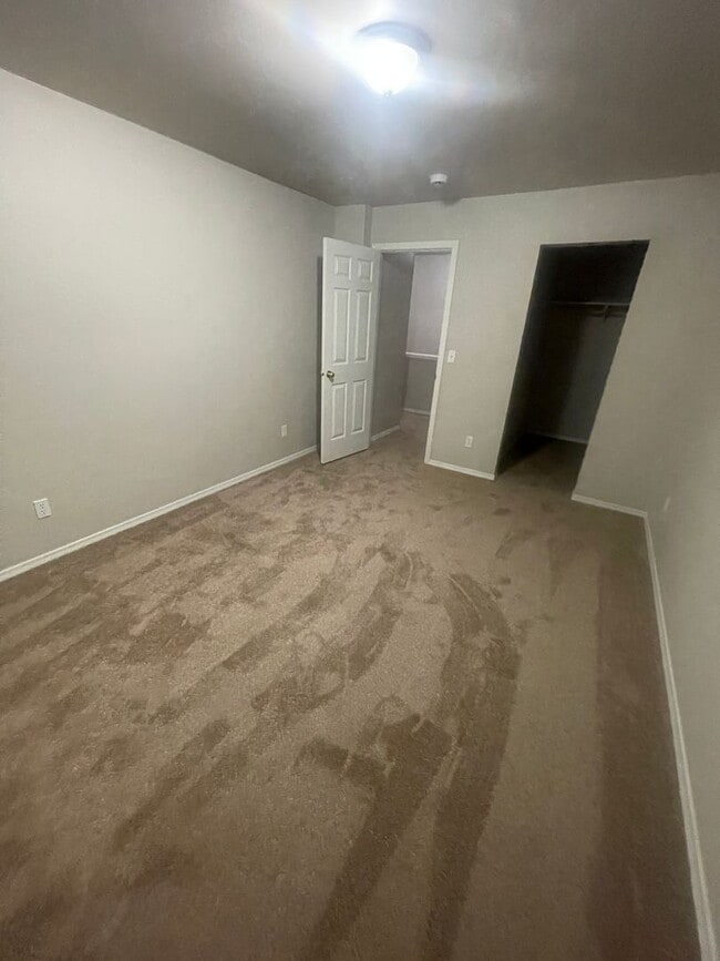 Building Photo - Move in special- 2 Weeks Free!