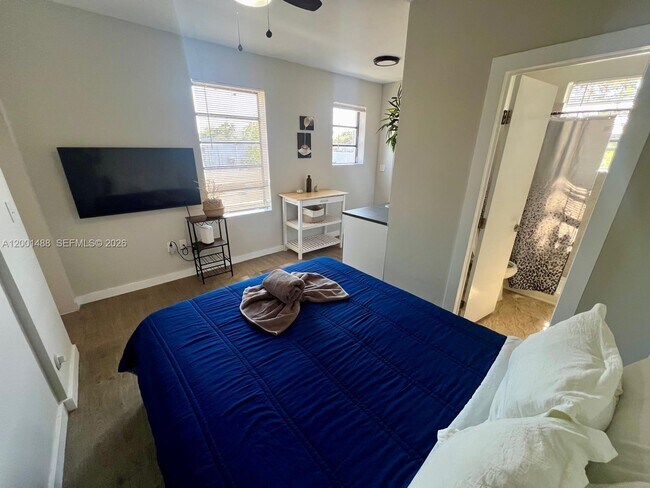 Building Photo - 2932 NW 16th Ave