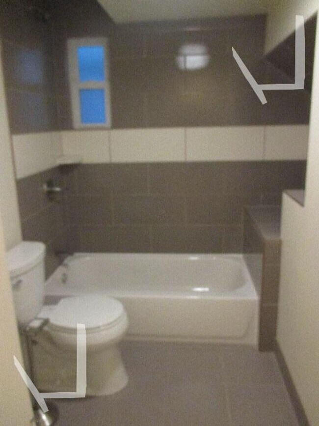 Building Photo - Nicely renovated 3 bed next to Brookline Village.