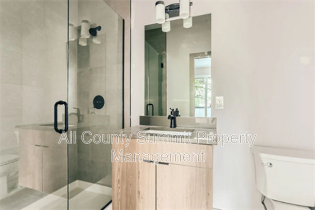 Building Photo - 1567 King St