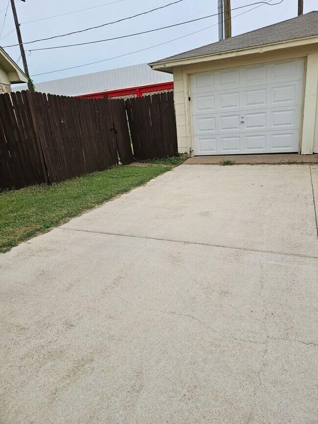 Building Photo - Spacious 2BR Duplex in Fort Worth