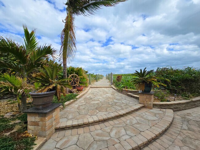 Building Photo - OCEANFRONT FURNISHED ANNUAL ONE BEDROOM ONE BATH