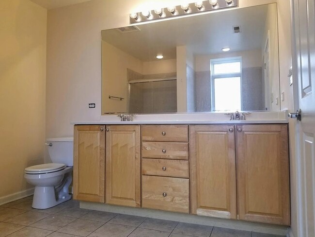 Building Photo - 5036 W Pensacola Ave