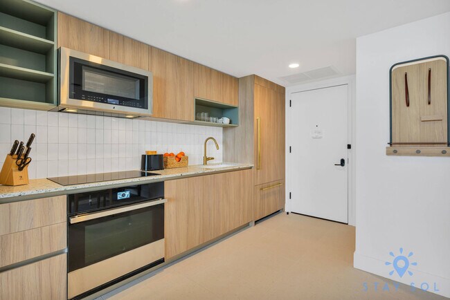 Building Photo - 601 NE 1st Ave