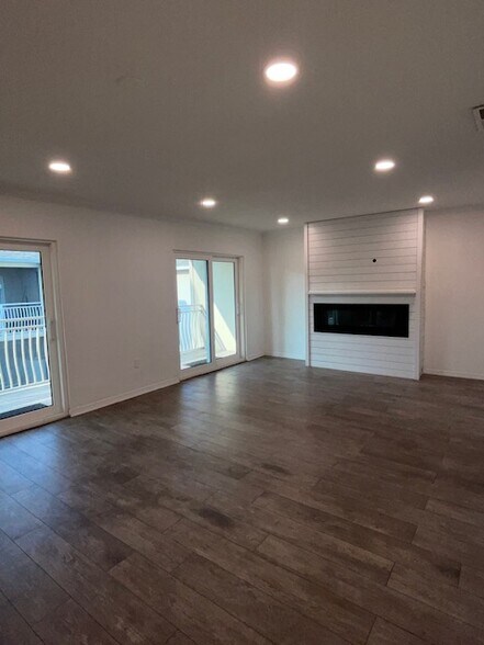 Building Photo - 8811 Bay Pointe Dr