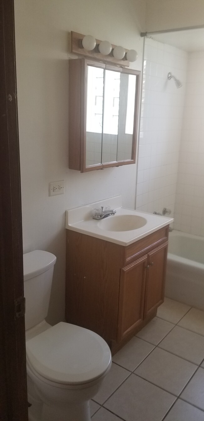 Apt #1 Bath - 14504 S San Francisco Ave