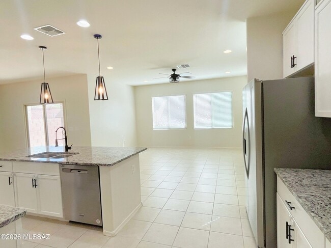 Building Photo - 866 E Artesia Pl