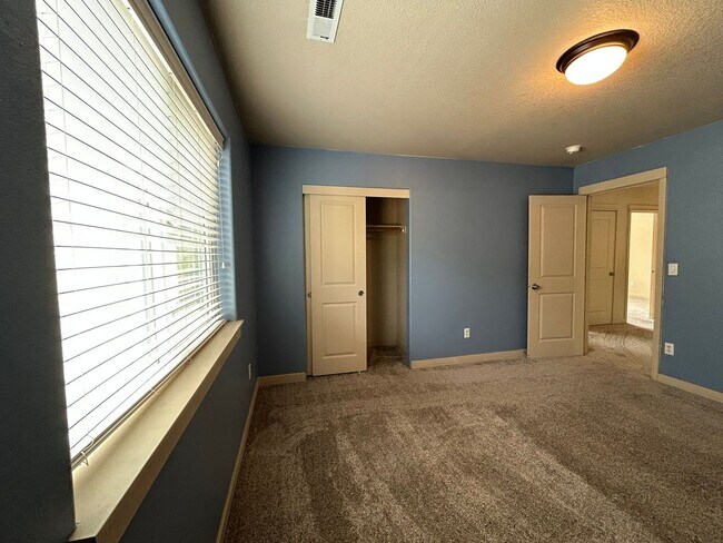 Building Photo - Spacious 4 Bed, 2.5 Bath Home!