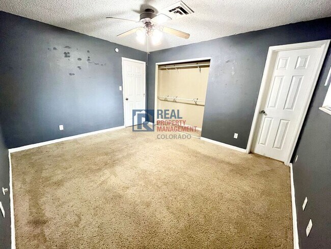 Building Photo - 425 Rosewood Dr